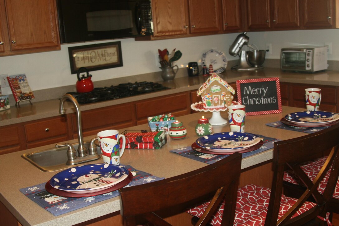 On Dec. 7, attendees of the Quantico Garden Club’s 27th annual Christmas homes tour were welcomed to snoop through seven officers’ homes aboard Quantico, all festively decorated.
