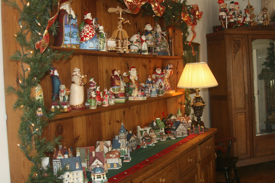 On Dec. 7, attendees of the Quantico Garden Club’s 27th annual Christmas homes tour were welcomed to snoop through seven officers’ homes aboard Quantico, all festively decorated.