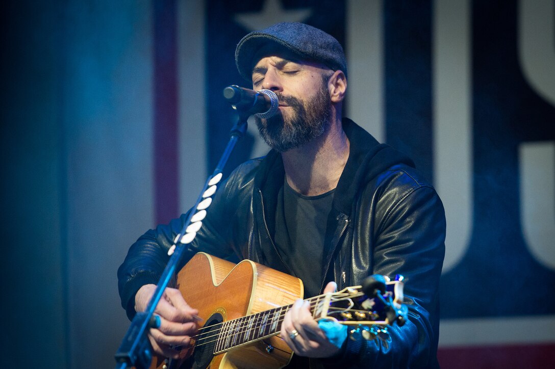 Musician Chris Daughtry performs for U.S. service members and their families at Naval Support Activity Bahrain during a stop by the 2015 USO Holiday Tour, Dec. 7, 2015. DoD photo by D. Myles Cullen