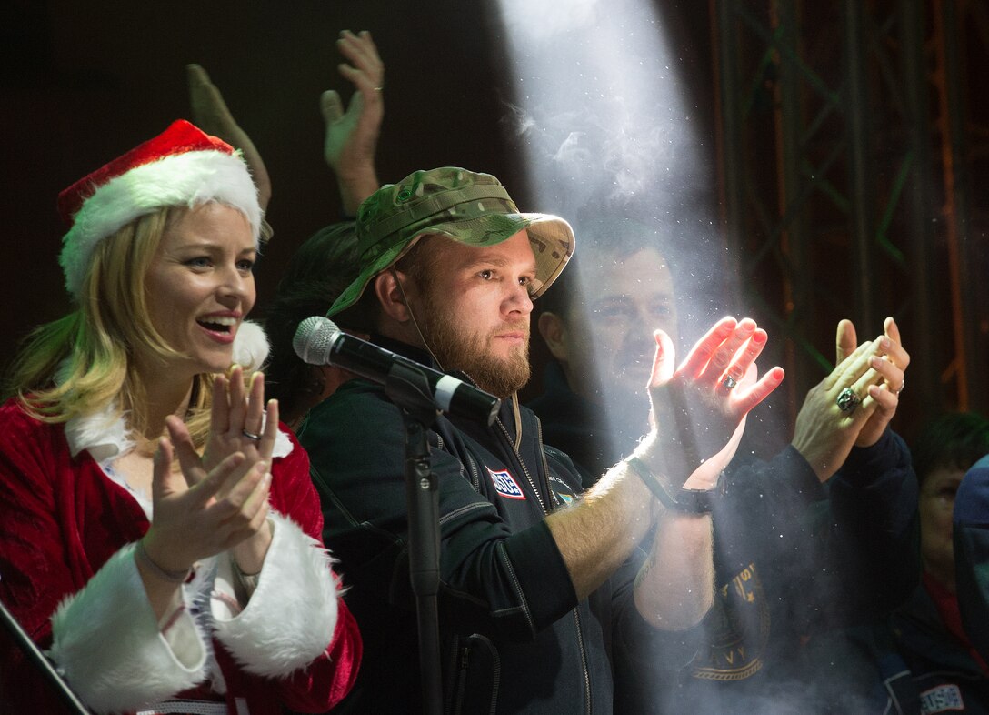 Actress Elizabeth Banks and country musician Kyle Jacobs return applause at the end of a performance by the 2015 USO Holiday Tour for US service members and their families at Naval Support Activity Bahrain, Dec. 7, 2015. DoD photo by D. Myles Cullen