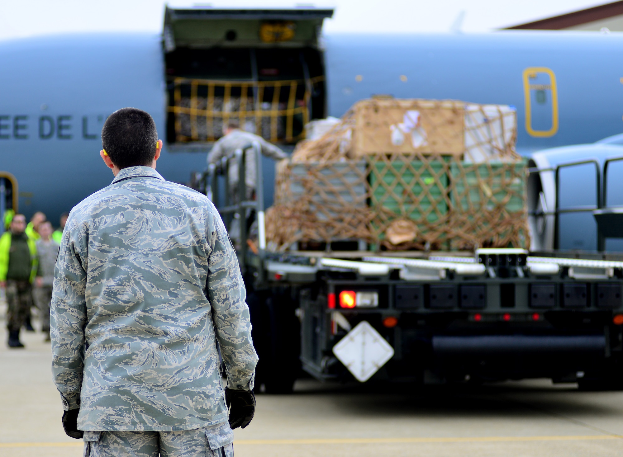 A U.S. Air Force staff sergeant assigned to the 633rd Logistics Readiness Squadron oversees cargo movement after the French air force’s arrival prior to the inaugural Trilateral Exercise, at Langley Air Force Base, Va., Dec. 1, 2015. The three nations are partnering together to allow for greater interoperability in modern highly-contested, anti-access/area denial environments. (U.S. Air Force photo by Senior Airman Aubrey White)