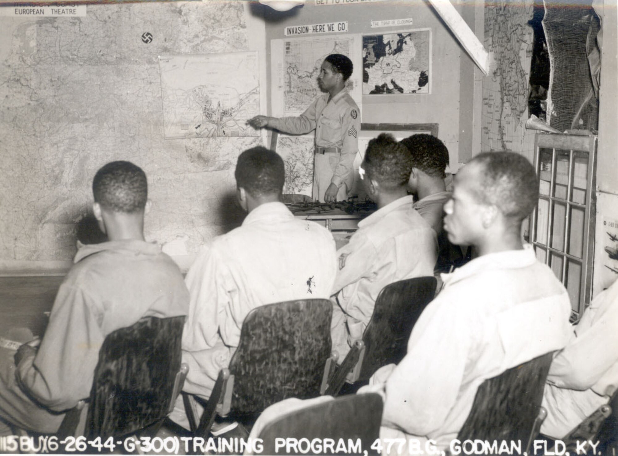 Members of the 477th Bombardment Group (Medium) receive an intelligence briefing at Godman Field, Fort Knox, Kent., on June 26, 1944. The 447th BG was assigned to First Air Force from April 10, 1944 to March 21, 1946.