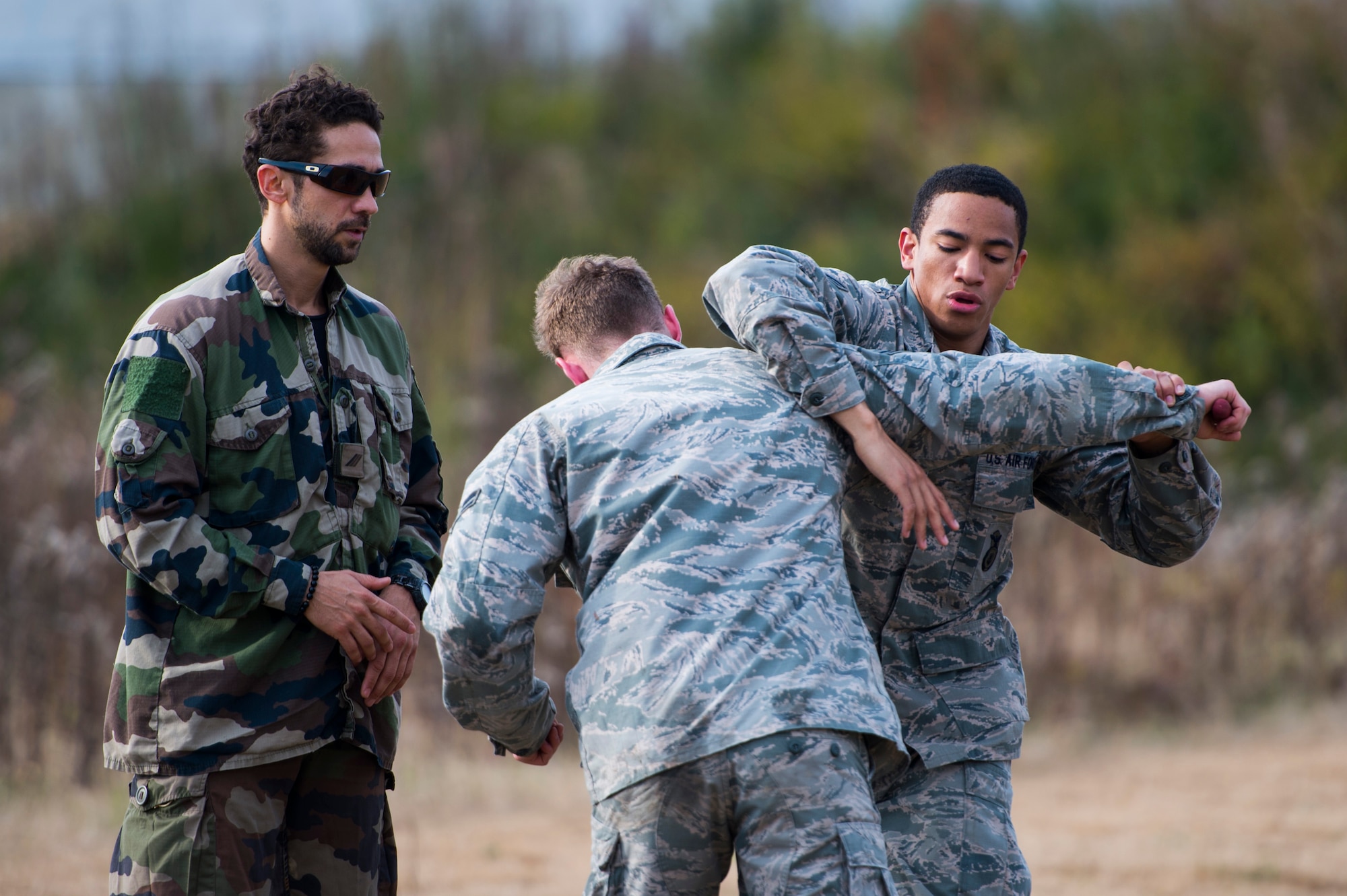 A French air force airborne commando instructs U.S. Airmen assigned to the 633rd Security Forces Squadron on knife fighting techniques at Langley Air Force Base, Va., Dec. 11, 2015. The French also taught their version of combatives and close quarter battle techniques. (U.S. Air Force photo by Senior Airman Kayla Newman)