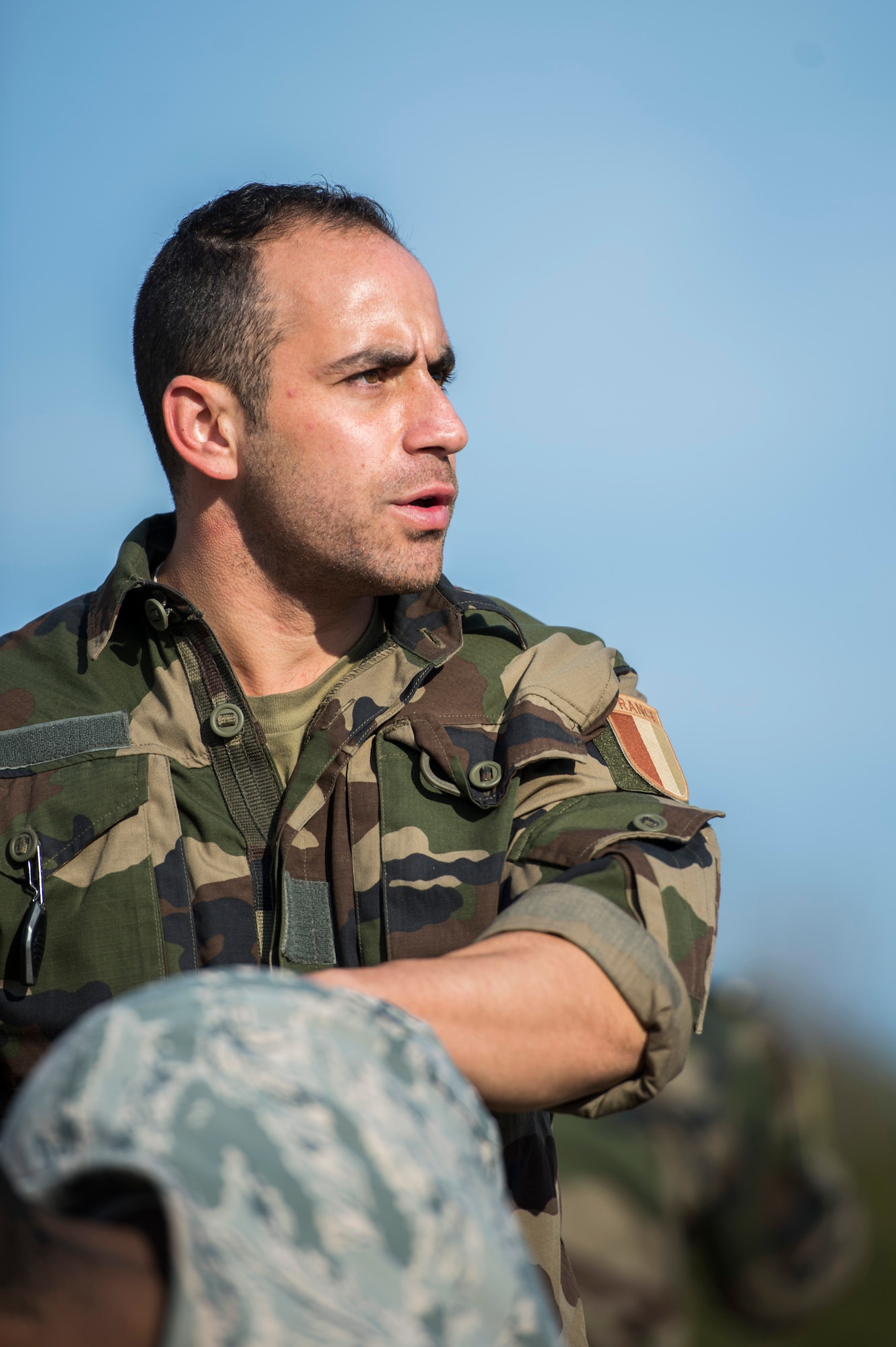 A French air force airborne commando instructs members of the 633rd Security Forces Squadron on knife fighting techniques at Langley Air Force Base, Va., Dec. 11, 2015. Along with combatives, the French and U.S. Airmen practiced close quarter battle techniques in a “shoot house.” (U.S. Air Force photo by Senior Airman Kayla Newman)