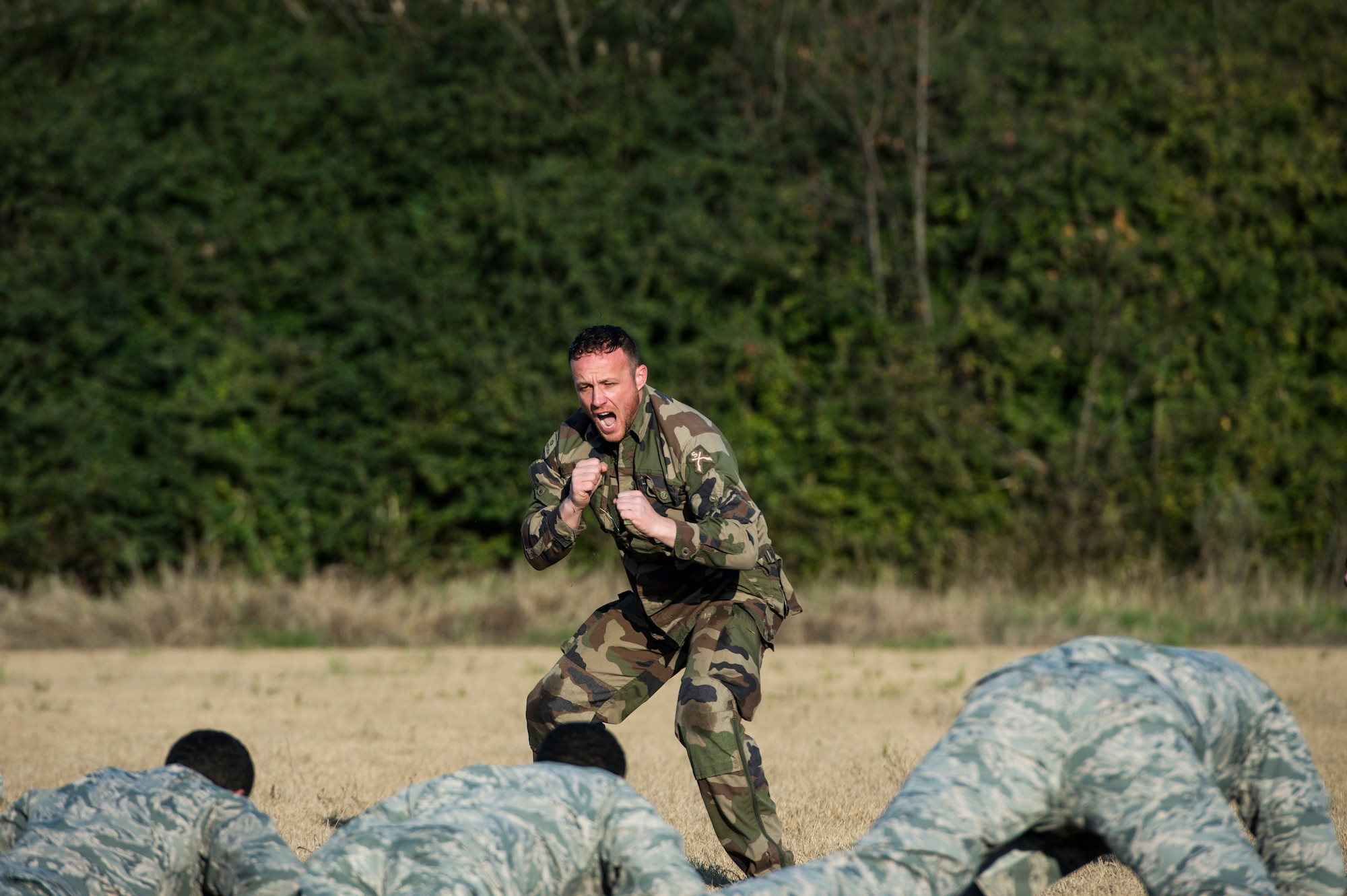 A French air force airborne paratrooper gives instructions to members of the 633rd Security Forces Squadron at Langley Air Force Base, Va., Dec. 11, 2015. The French personnel taught SFS Airmen their version of combatives and knife fighting techniques. (U.S. Air Force photo by Senior Airman Kayla Newman)
