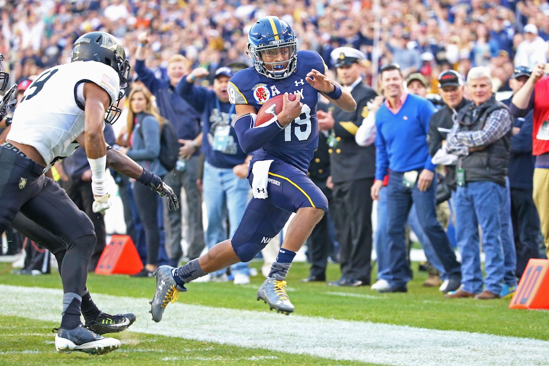 Naval Academy Quarterback Keenan Reynolds carries the ball against the Army Black Knights during the Army-Navy Game at Lincoln Financial Field in Philadelphia, Dec. 12, 2015. U.S. Navy photo by Damon J. Moritz