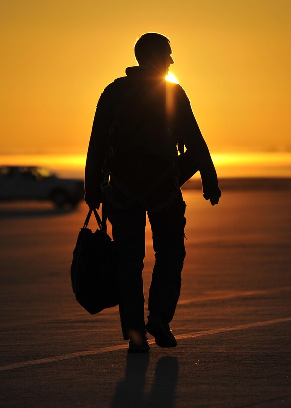 An F-16 Fighting Falcon pilot from Shaw Air Force Base, S.C., walks down the flightline on Tyndall AFB, Fla., Dec. 10, 2015, during Checkered Flag 16-1. Airmen and aircraft from Shaw went to Tyndall to participate in the 53rd Weapons Evaluation Group’s Weapons System Evaluation Program and Checkered Flag 16-1. (U.S. Air Force photo/Senior Airman Sergio A. Gamboa)