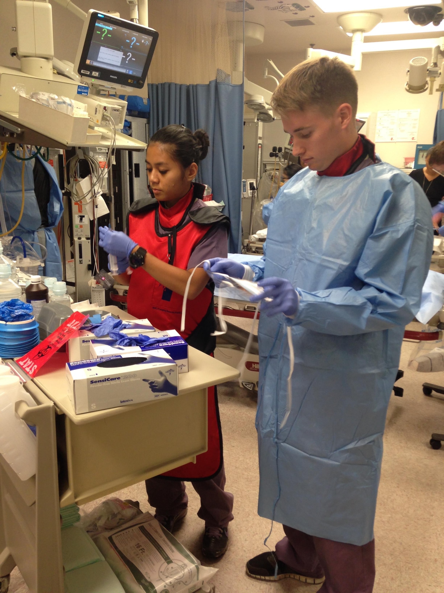 An emergency room nurse and a medical technician from Nellis Air Force Base, Nev., work in the University Medical Center of Southern Nevada’s emergency department during their training with the Sustained Medical and Readiness Trained (SMART) program. (U.S. Air Force photo)
