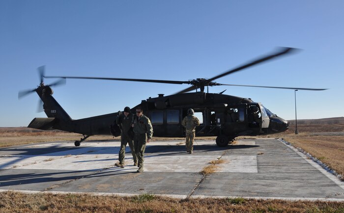 A UH-60 Black Hawk crew from 1-135th Attack Reconnaissance Battalion drops SMOKEX participants at Smoky Hill Air National Guard Range before heading into the action which is located about 10 miles south of Salina, Kan. SMOKEX, a large-force exercise, brings together joint forces and more than 10 aircraft platforms from neighboring areas, all supporting B-2 objectives for dynamic targeting. (U.S. Air Force photo by Susan Garcia) 