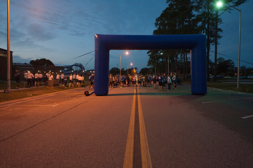 Crowds line up to begin the Santa 5k, Dec. 18, 2015, at Moody Air Force Base, Ga. The 5k started behind the Freedom 1 Fitness Center and continued along the trail towards the flightline. (U.S. Air Force photo by Airman 1st Class Lauren Johnson/Released)