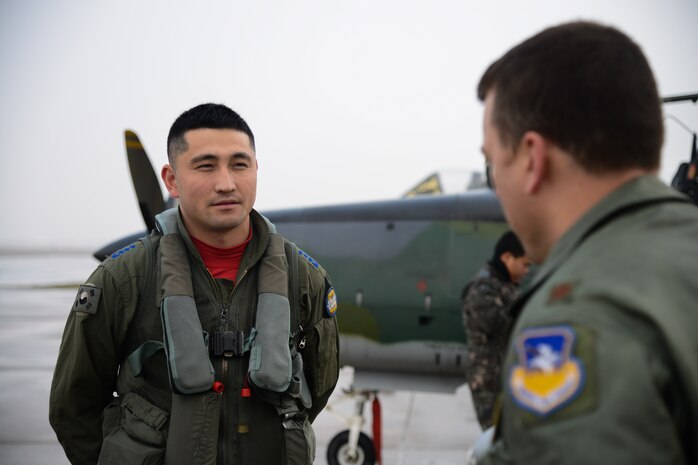 151215-F-LM669-024 OSAN AIR BASE, Republic of Korea (Dec. 15, 2015) Republic of Korea Air Force Capt. Park Jung Hun, 237th Fighter Squadron, Wonju Air Base, speaks with Maj. Craig Morash, 25th Fighter Squadron pilot and director of operations, after arriving for Buddy Wing 15-8 at Osan AB, ROK, Dec. 15, 2015. Buddy Wing ensures combat readiness and training for combined operations between the U.S. Air Force and ROKAF. (U.S. Air Force photo by Airman 1st Class Dillian Bamman/Released)