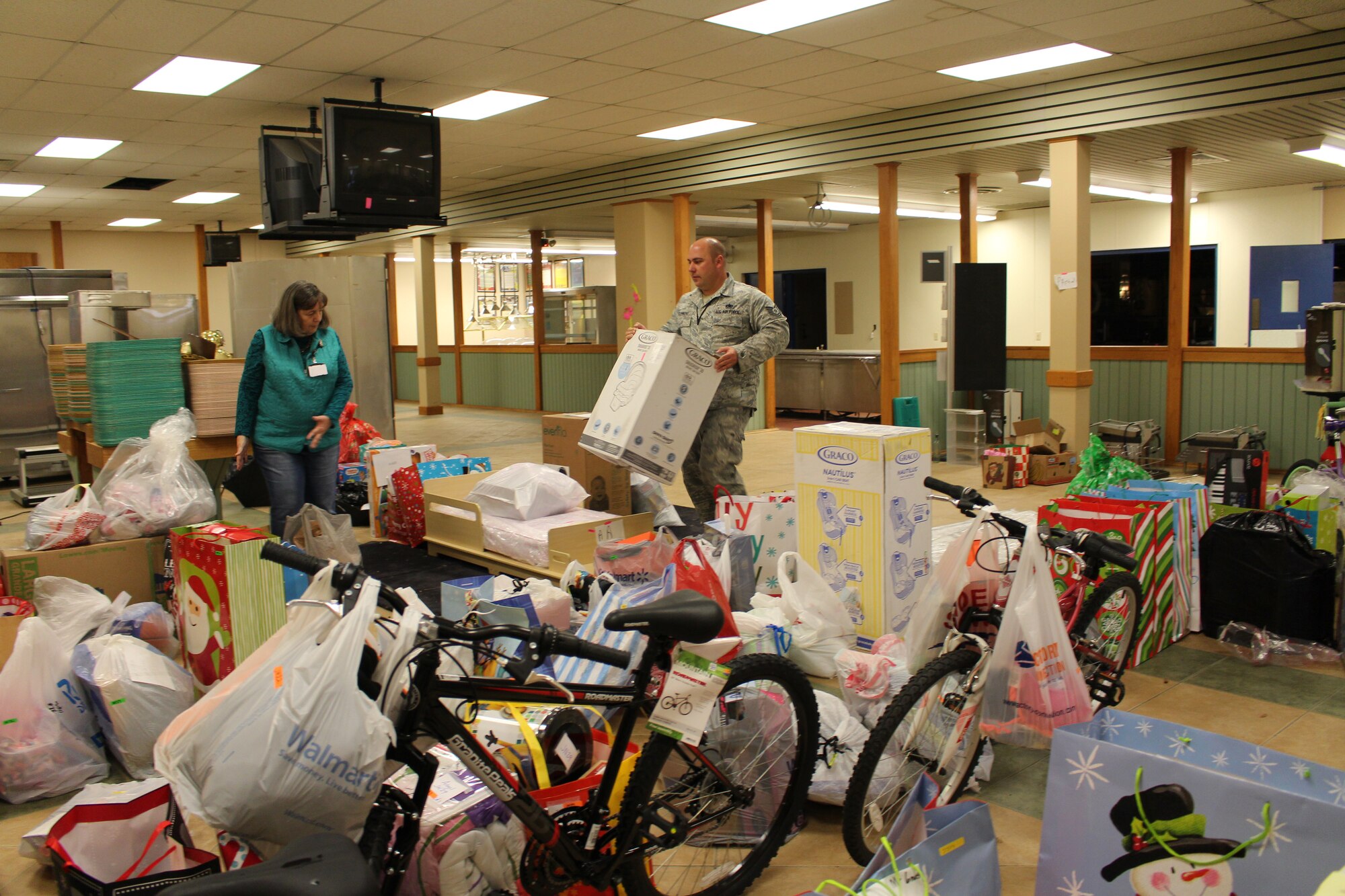 AEDC volunteer Autumn Standley, left, and AEDC Air Force Sergeants Association member Tech. Sgt. Rodney Clemmons are pictured organizing gifts donated by AEDC team members for the Angel Tree Drive at AEDC Dec. 14, 2015. The drive was sponsored by the AEDC AFSA and the collected items are provided to children in need in Bedford, Coffee, Giles, Hickman, Lawrence, Lewis, Lincoln, Marshall, Maury, Moore, Perry and Wayne counties. (U.S. Air Force photo/Holly Fowler)