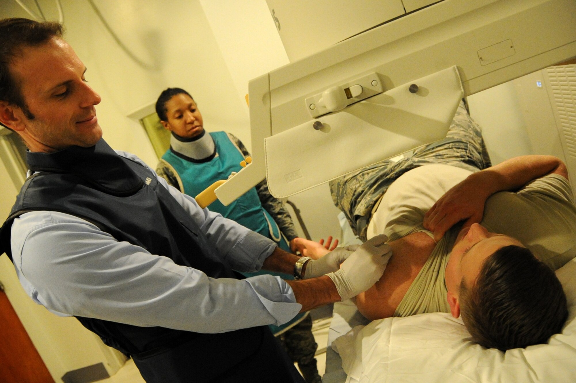 Dr. Jason Oaks, Malcolm Grow Medical Clinics and Surgery Center Head of MRI, 
administers an injection during a simulated arthrogram procedure at Joint Base 
Andrews, Md., Dec. 18, 2015. Oaks is a radiologist with the Department of 
Diagnostic Imaging at the Malcolm Grow Medical Clinics and Surgery Center. 
(U.S. Air Force photo/SSgt. Matt Davis)
