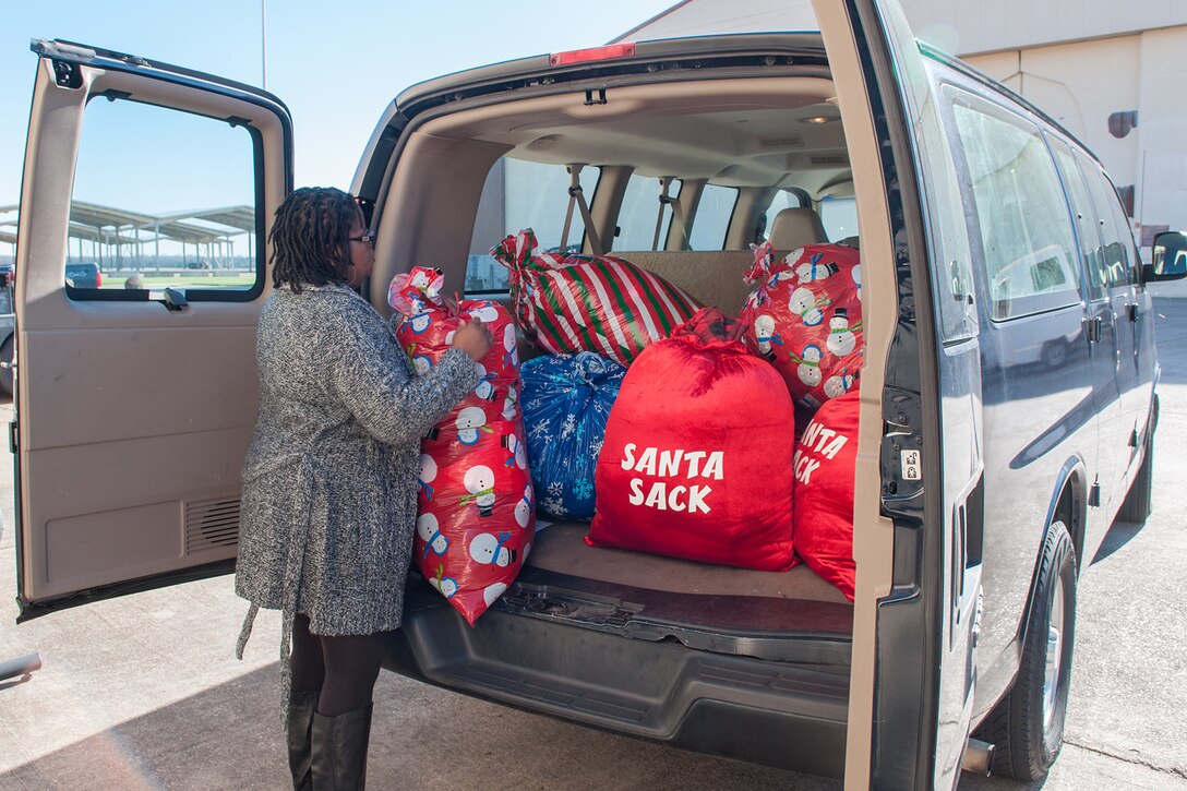 Lakesha Oliver, a civilian in the 307th Maintenance Group (MXG), loads up a van with bags of coats that will be delivered to the KSLA News 12 Porter’s Cleaners Coats for Kids drive on Barksdale Air Force Base, La. on Dec. 18, 2015. The MXG is donating 91 coats to local children that are in need. (U.S. Air Force photo by Master Sgt. Dachelle Melville/Released)