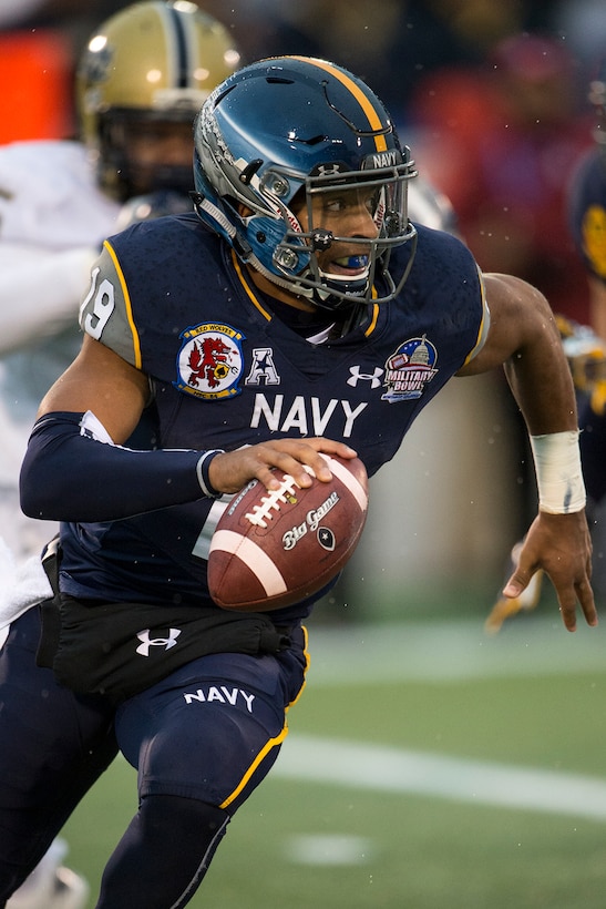 Navy quarterback Keenan Reynolds scrambles in the second quarter of the 2015 Military Bowl at Navy-Marine Corps Memorial Stadium in Annapolis, Md., Dec. 28, 2015. DoD News photo by EJ Hersom