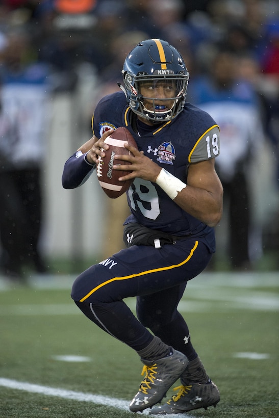 Navy quarterback Keenan Reynolds looks for a receiver during the 2015 Military Bowl at Navy-Marine Corps Memorial Stadium in Annapolis, Md., Dec. 28, 2015. DoD News photo by EJ Hersom