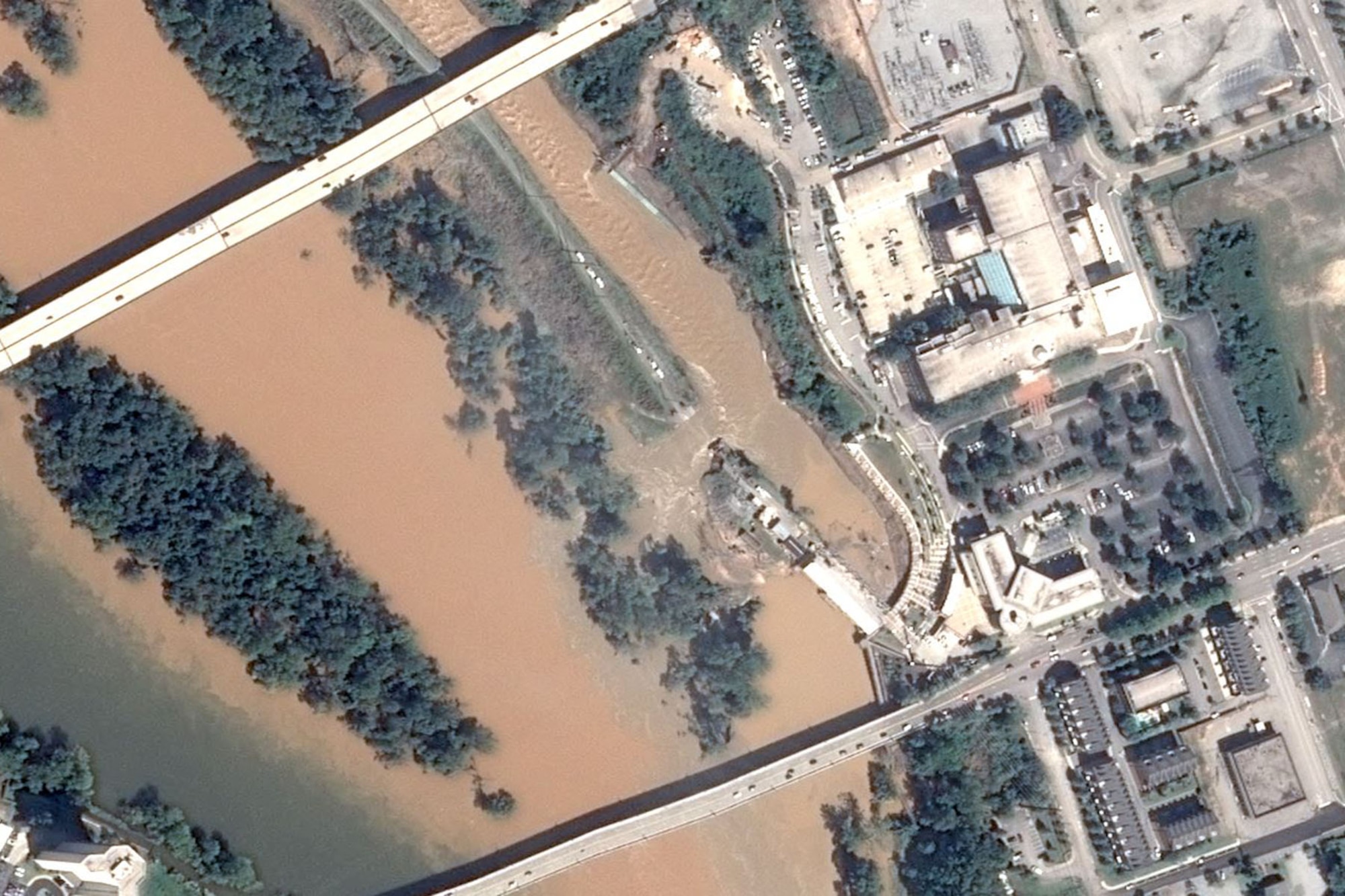 Photos of the Columbia Canal during flooding in Columbia, S.C. Oct. 6, 2015. (U.S. Air National Guard satellite image courtesy 169th CF, EV4/RELEASED)