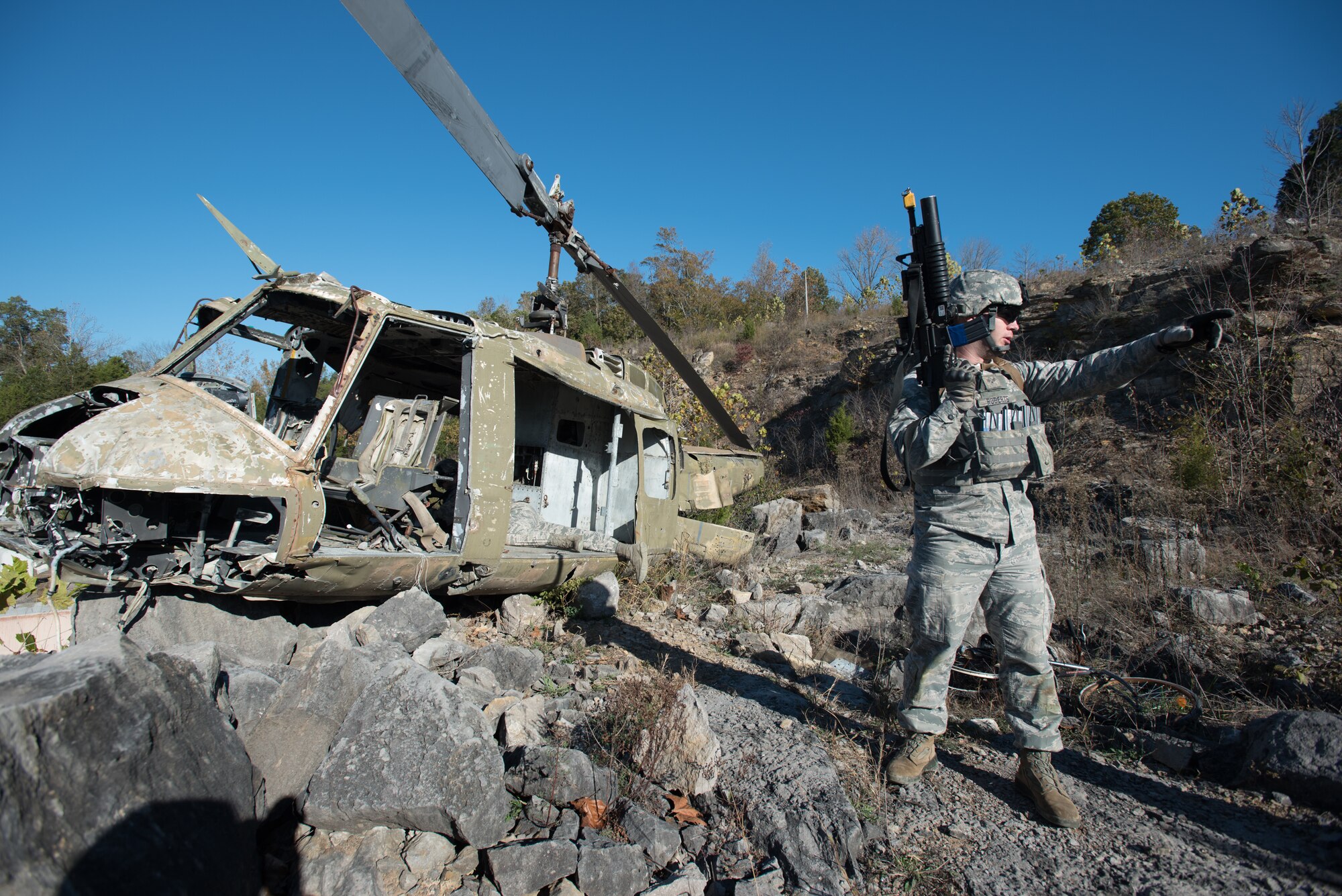 Senior Airman Randy Roberts, a Fire Team leader from the Kentucky Air National Guard’s 123rd Security Forces Squadron, directs efforts to recover a simulated downed pilot inside a mock Afghan Village at Fort Knox, Ky., Oct. 20, 2015. Roberts and his fellow Airmen were required to execute a coordinated search while defending their positions and engaging hostile forces. (U.S. Air National Guard photo by Maj. Dale Greer)