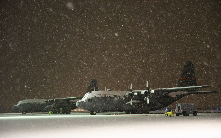 Snow falls on C-130 Hercules aircraft assigned to the 182nd Airlift Wing, Illinois Air National Guard, in Peoria, Ill., Dec. 30, 2015. That day’s snow was the first measurable snowfall since a record 4.6 inches fell on Nov. 21. (U.S. Air National Guard photo by Staff Sgt. Lealan Buehrer/Released)