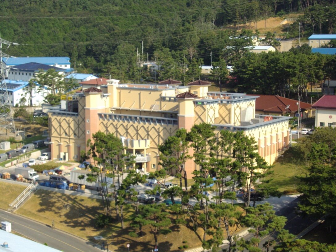 The Fleet and Family Town Center at Commander, Fleet Activities,
Chinhae aims to improve services for visiting Sailors from the fleet and
permanently assigned servicemembers and their families.