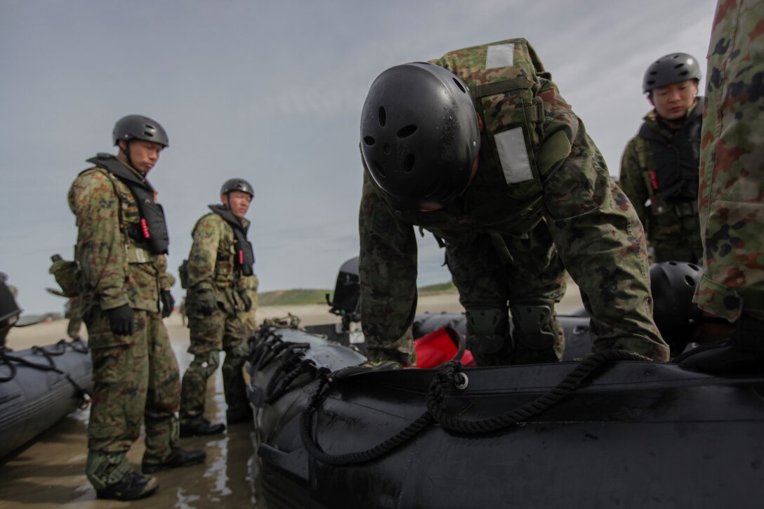 Marines with 1st Reconnaissance Battalion, 1st Marine Division, teach Basic Maneuver Techniques for the Combat Rubber Raiding Craft to members of the Japan Ground Self-Defense Force aboard Camp Pendleton on Jan. 28, 2015, during Exercise Iron Fist 2015 to help develop the Self-Defense Force’s understanding of amphibious operations. Exercise Iron Fist 15 is an annual bilateral training exercise between U.S. and Japanese military forces that builds their combined ability to conduct amphibious and land-based contingency operations. IF15, currently in its tenth iteration, is scheduled from Jan. 26 to Feb. 27, 2015, in southern California. (U.S. Marine Corps photo by Lance Cpl. Angel Serna/Released)