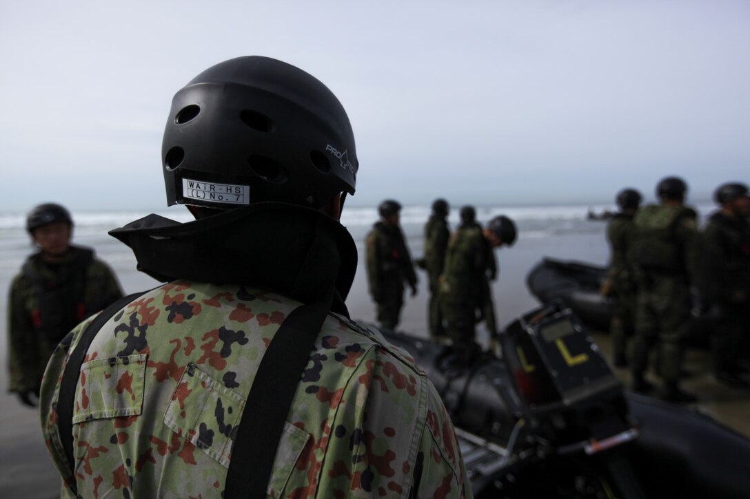 Marines with 1st Reconnaissance Battalion, 1st Marine Division, teach Basic Maneuver Techniques for the Combat Rubber Raiding Craft to members of the Japan Ground Self-Defense Force aboard Camp Pendleton on Jan. 28, 2015, during Exercise Iron Fist 2015 to help develop the Self-Defense Force’s understanding of amphibious operations. Exercise Iron Fist 15 is an annual bilateral training exercise between U.S. and Japanese military forces that builds their combined ability to conduct amphibious and land-based contingency operations. IF15, currently in its tenth iteration, is scheduled from Jan. 26 to Feb. 27, 2015, in southern California. (U.S. Marine Corps photo by Lance Cpl. Angel Serna/Released)