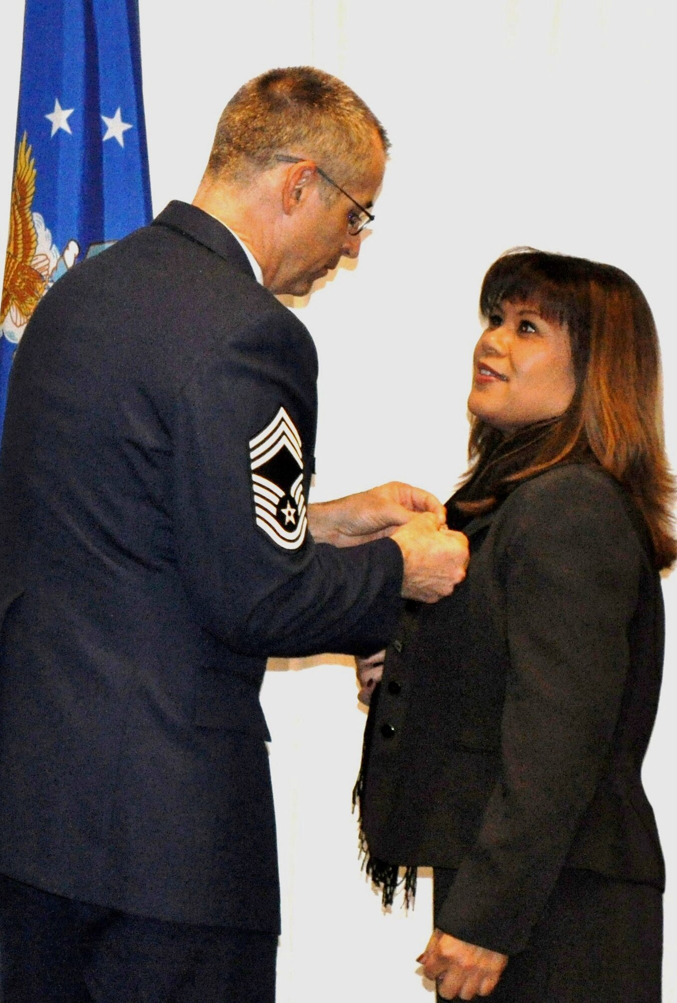 TRAVIS AIR FORCE BASE, Calif. -- Chief Master Sgt. Robert Fletcher, 312th AS, pins the commander pin on the squadron’s incoming honorary, Mabel Salon. Salon is the Director of Community Relations for the University of California, Davis. Fletcher was representing his commander, Lt. Col. Dan Stout. (U.S. Air Force photo/Ellen Hatfield)