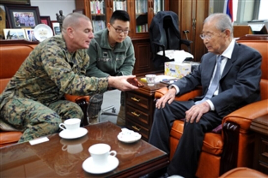 U.S. Marine Corps Sgt. Maj. Bryan Battaglia, left, senior enlisted advisor to the chairman of the Joint Chiefs of Staff, talks to retired South Korean Army Gen. Paik Sun-yup, former army chief of staff, during an office call on Yongsan Garrison in Seoul, South Korea, Feb. 3, 2015. Battaglia met South Korean troops as part of his four-day visit to the peninsula.