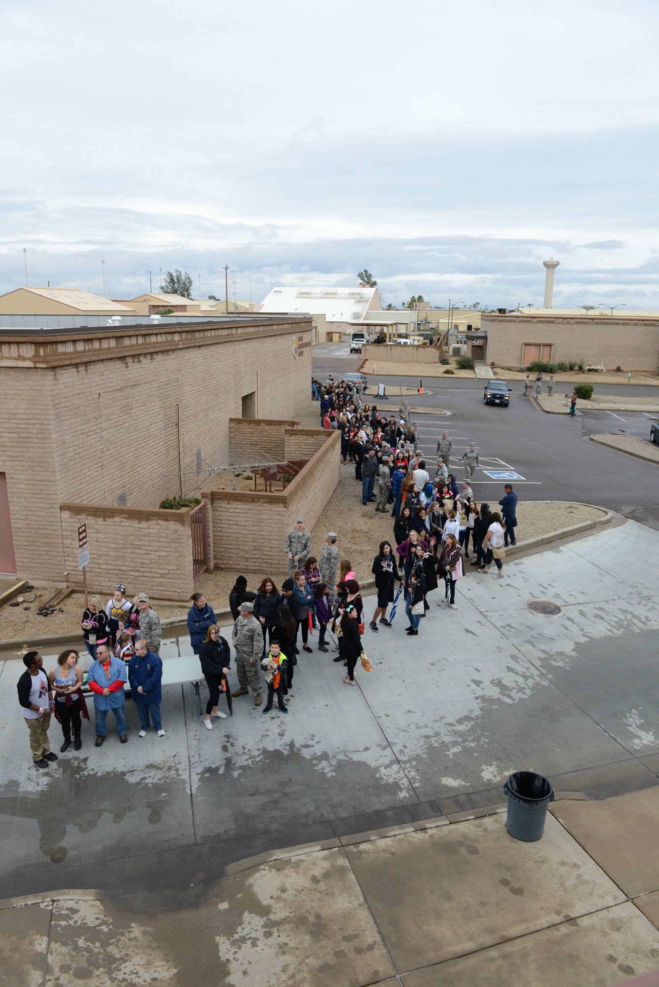 Airmen from the Luke community waited in a long line for the concert. (U.S. Air Force photo/Senior Airman James Hensley)