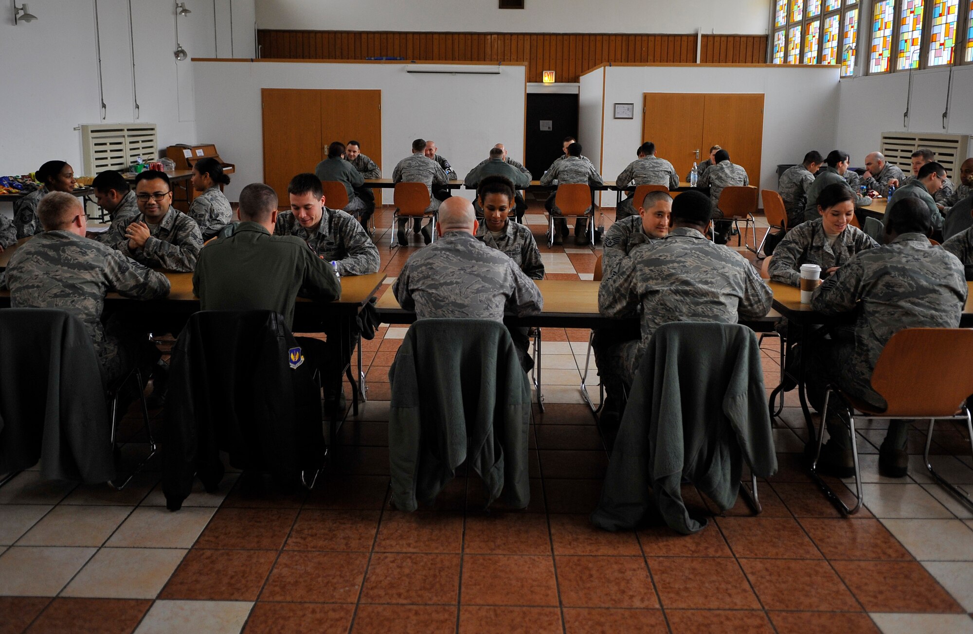Airmen converse during a speed mentoring forum on Feb. 4, 2015 at the Northside Chapel Annex on Ramstein Air Base, Germany. Senior NCOs mentored junior enlisted members by answering questions, offering advice and sharing their experiences and knowledge. (U.S. Air Force photo/Airman 1st Class Larissa Greatwood)