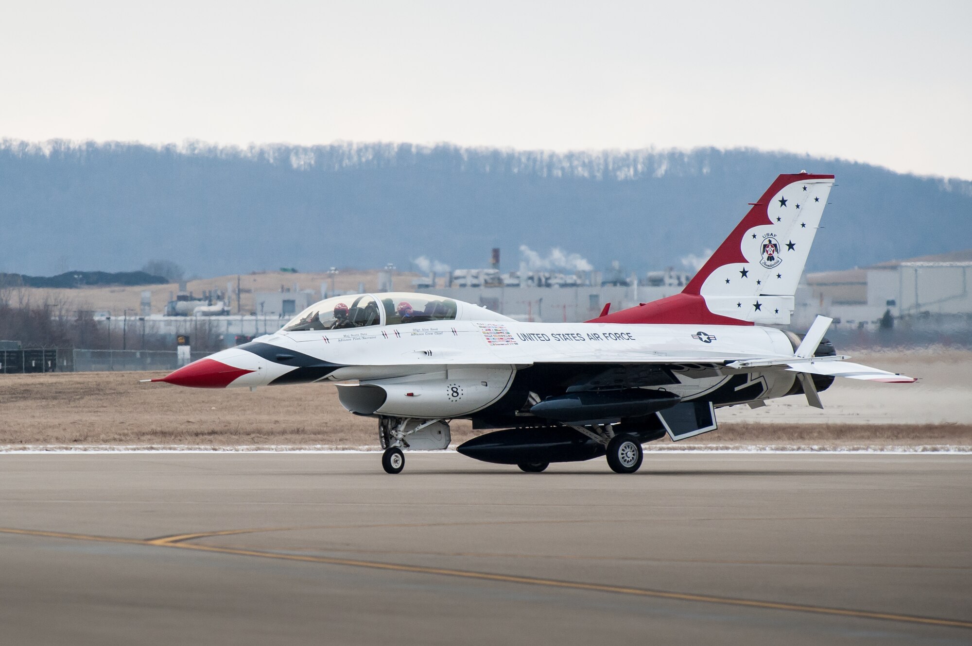 Maj. Scott Petz, a pilot with the U.S. Air Force Thunderbirds aerial demonstration squadron, taxies his F-16 Fighting Falcon to a parking spot at the Kentucky Air National Guard Base in Louisville, Ky., Feb. 12, 2015. Petz was in Louisville to coordinate logistics for the Thunderbirds team, which will be the marquee attraction at this year’s Thunder Over Louisville air show April 18. (U.S. Air National Guard photo by Maj. Dale Greer)