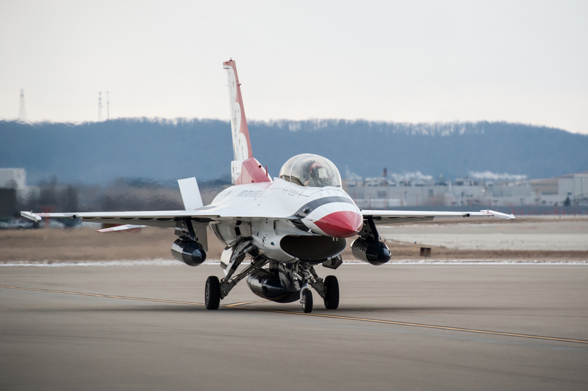Maj. Scott Petz, a pilot with the U.S. Air Force Thunderbirds aerial demonstration squadron, taxies his F-16 Fighting Falcon to a parking spot at the Kentucky Air National Guard Base in Louisville, Ky., Feb. 12, 2015. Petz was in Louisville to coordinate logistics for the Thunderbirds team, which will be the marquee attraction at this year’s Thunder Over Louisville air show April 18. (U.S. Air National Guard photo by Maj. Dale Greer)