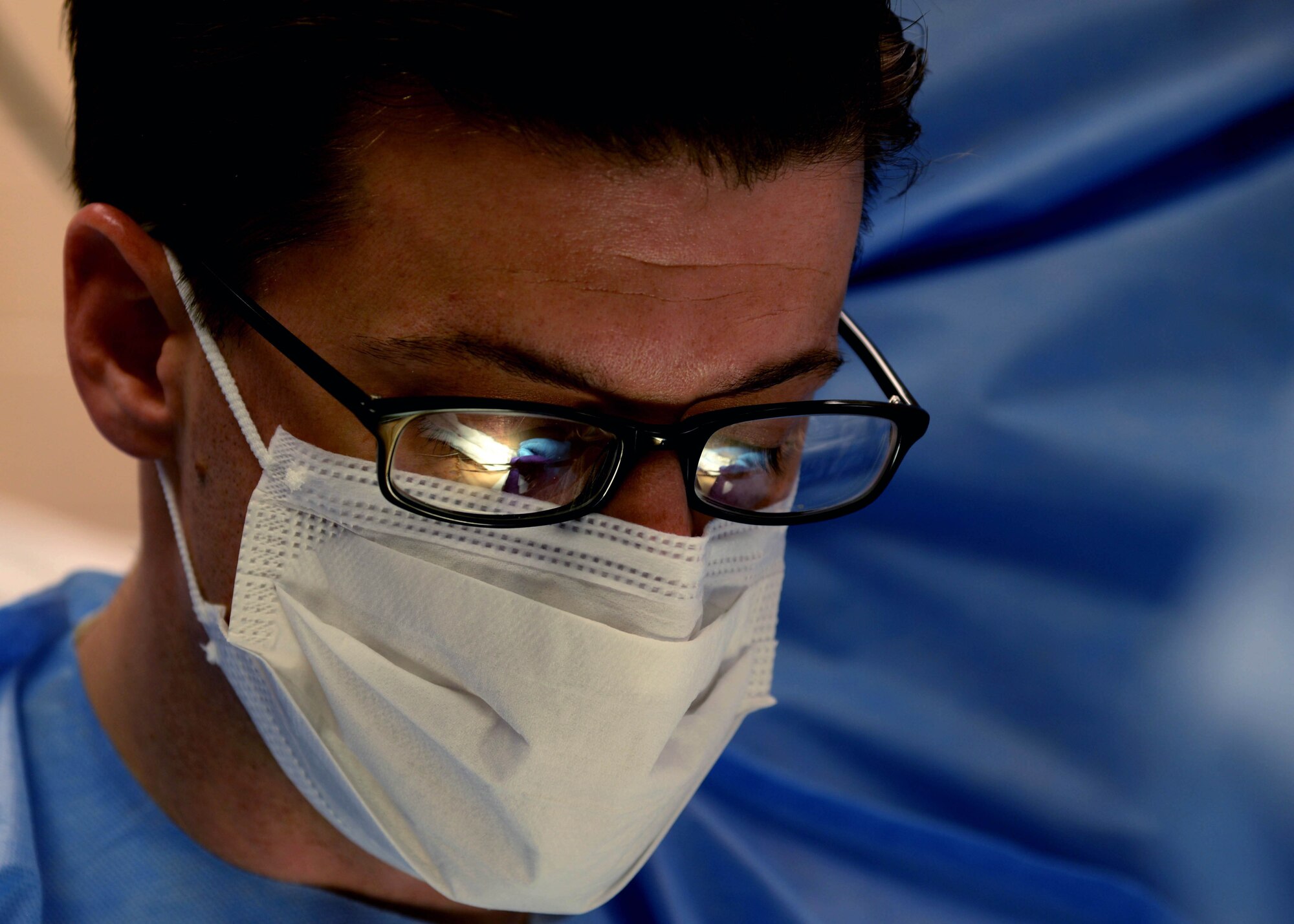 U.S. Air Force Maj. (Dr.) Scott Phillips practices a surgical procedure during an Emergency War Surgery Course Feb. 11, 2015 at the Wilford Hall Ambulatory Surgical Center, JBSA-Lackland, San Antonio, Texas. Formerly known as the Trauma Refresher Course for Surgeons, the course was created to standardize medical training for surgeons in all military services. Phillips is a neurosurgeon currently stationed at the San Antonio Military Medical Center on JBSA-Fort Sam Houston in San Antonio, Texas. (U.S. Air Force photo/Staff Sgt. Jerilyn Quintanilla)