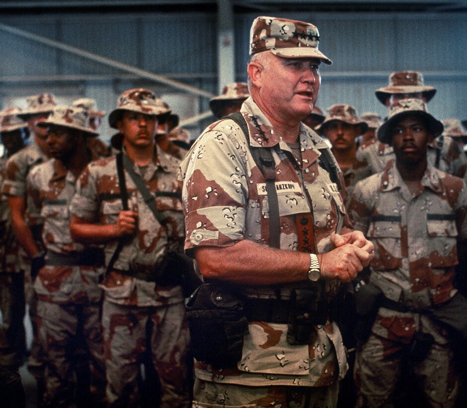 Schwarzkopf_speaks_with_troops_1992.jpg