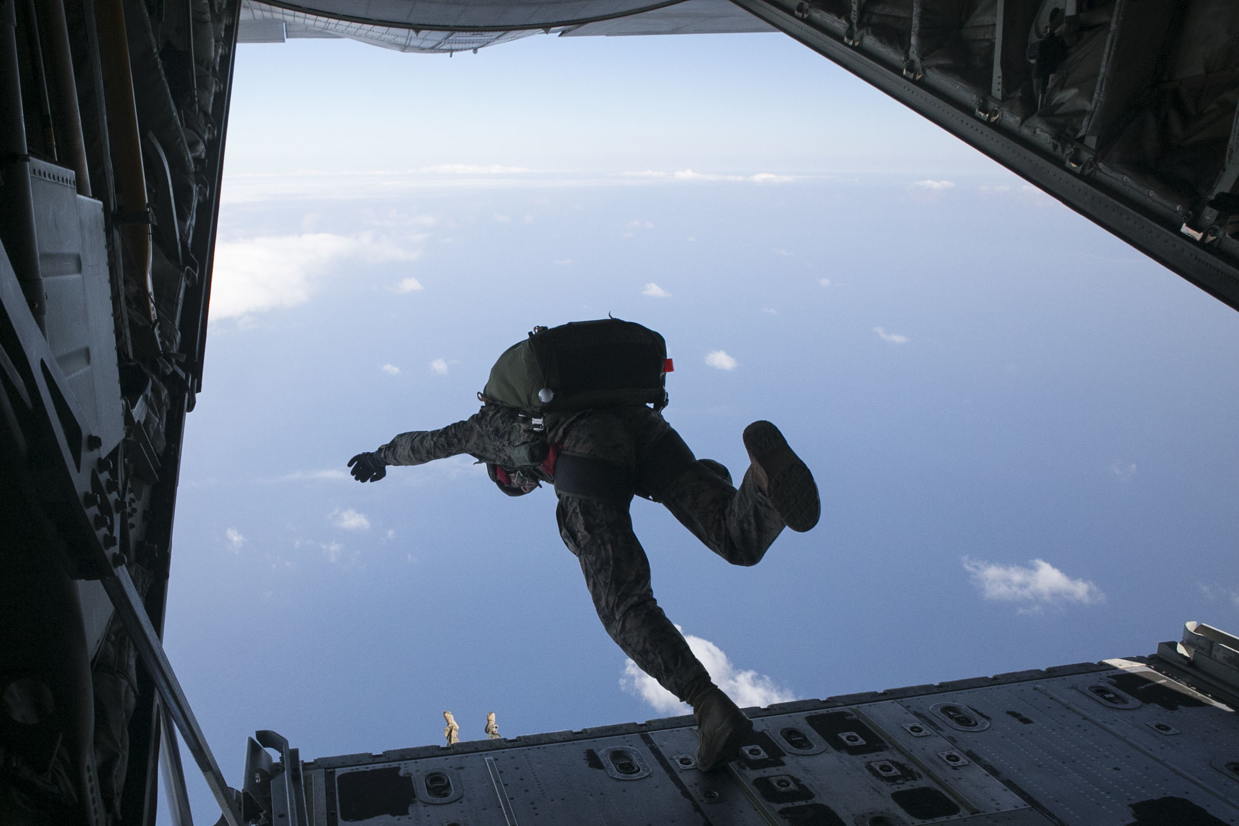 Recon Marines prepare for parachute missions in Pacific > U.S. Marine ...