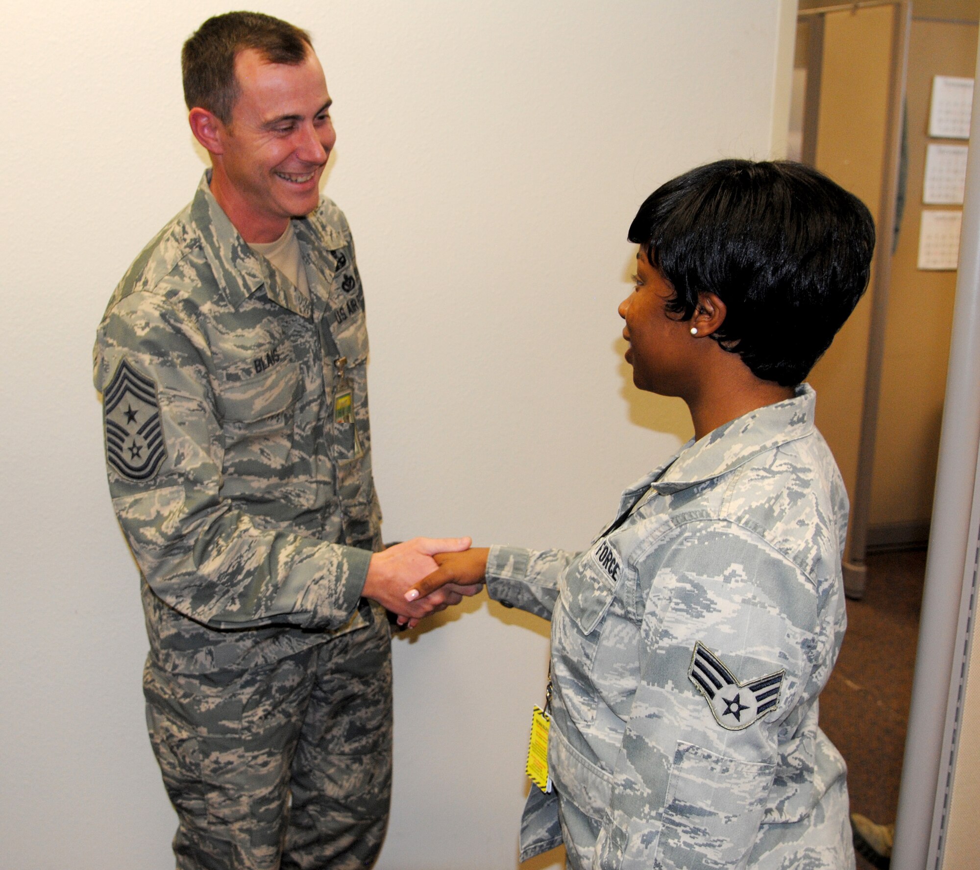 Chief Master Sgt. Brion Blais, the new Air Force Nuclear Weapons Center 
and 377th Air Base Wing command chief, greets Senior Airman Cashala Smalls at 
AFNWC during a walkabout Jan. 5. The chief has made meeting Airmen and getting to know their challenges a top priority for the start of his tenure at Kirtland. (Photo by Jim Fisher)