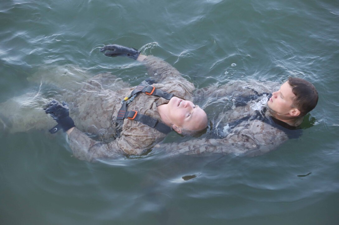 U.S. Marines with the Force Reconnaissance detachment, 11th Marine Expeditionary Unit (MEU), demonstrate proper unconscious diver rescue techniques before conducting a sustainment dive, Jan. 2. The 11th MEU is deployed with Makin Island Amphibious Ready Group as a theater reserve and crisis response force throughout U.S. Central Command and 5th Fleet area of responsibility. (U.S. Marine Corps photo by Cpl. Evan R. White/Released)