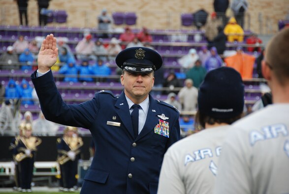 Colonel John Breazeale, 301st Fighter Wing commander, assists in leading Air Force active and reserve recruits in the oath of enlistment at the Lockheed Martin Armed Forces Bowl Friday, Jan 2 at Amon G. Carter Stadium in Fort Worth, Texas. Retired Marine General Peter Pace, the first Marine Corps officer appointed as chairman of the joint chiefs of staff, administered the oath to new recruits of all branches. During the game, the University of Houston beat the University of Pittsburgh 35 to 34. (U.S. Air Force photo/Staff Sgt. Melissa Harvey)