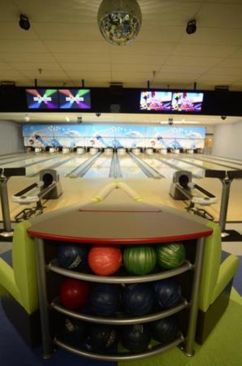 Revamped center offers bowling, family fun > Team McChord > Article Display