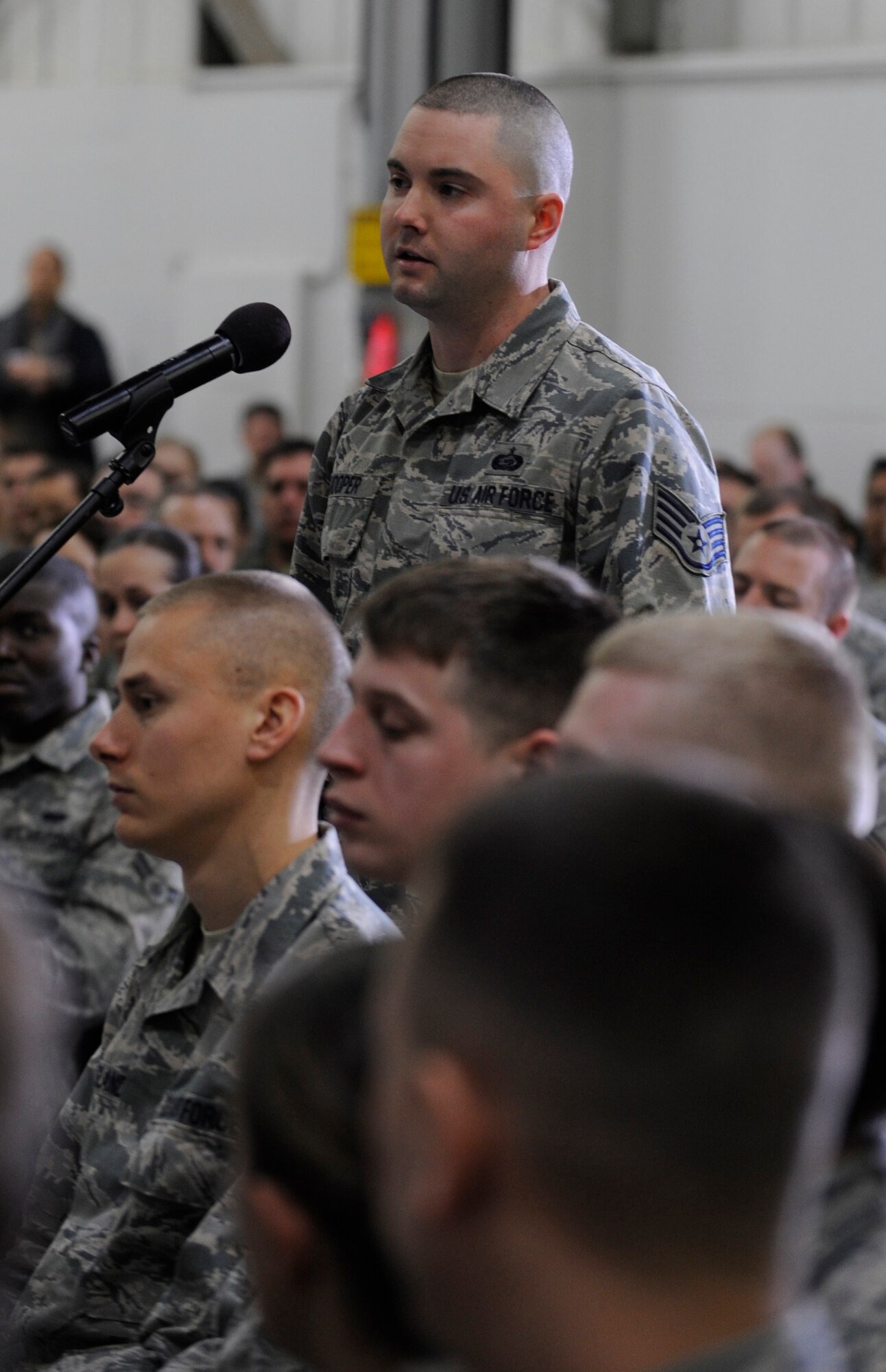 Staff Sgt. Aaron Hooper, 495nd Fighter Group Det 303, asks Secretary Chuck Hagel a question during the Airmen’s Call at Whiteman Air Force Base, Mo., Jan. 13, 2015. This tour came as Hagel prepares to transition his duties to his nominated successor, Ashton Carter. (U.S. Air Force photo by Staff Sgt. Alexandra M. Boutte/Released)