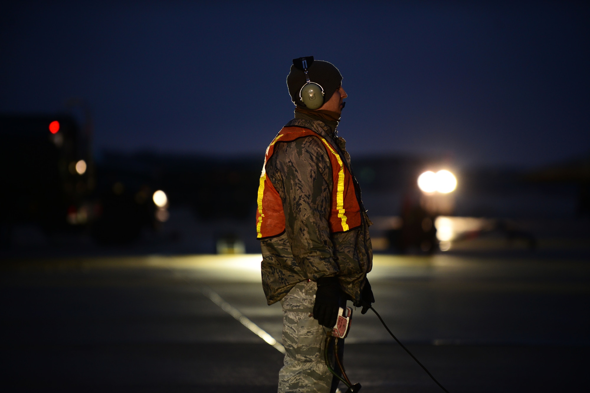 A U.S. Air Force tactical aircraft maintainer assigned to the 20th Aircraft Maintenance Squadron refuels an F-16CM Fighting Falcon during hot pit refueling at Shaw Air Force Base, S.C., Jan. 13, 2015. Hot pits are a refueling technique used to rapidly refuel aircraft and is typically used in combat situations. (U.S. Air Force photo by Airman 1st Class Michael Cossaboom/Released)