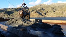 "Mukiltio" empties 5 cubic yards of dredged sand into split hopper dump scow in the upstream Snake River confluence zone 16 January.