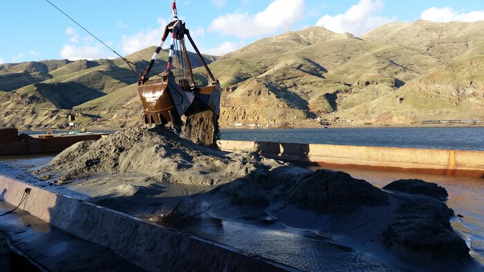"Mukiltio" empties 5 cubic yards of dredged sand into split hopper dump scow in the upstream Snake River confluence zone 16 January.