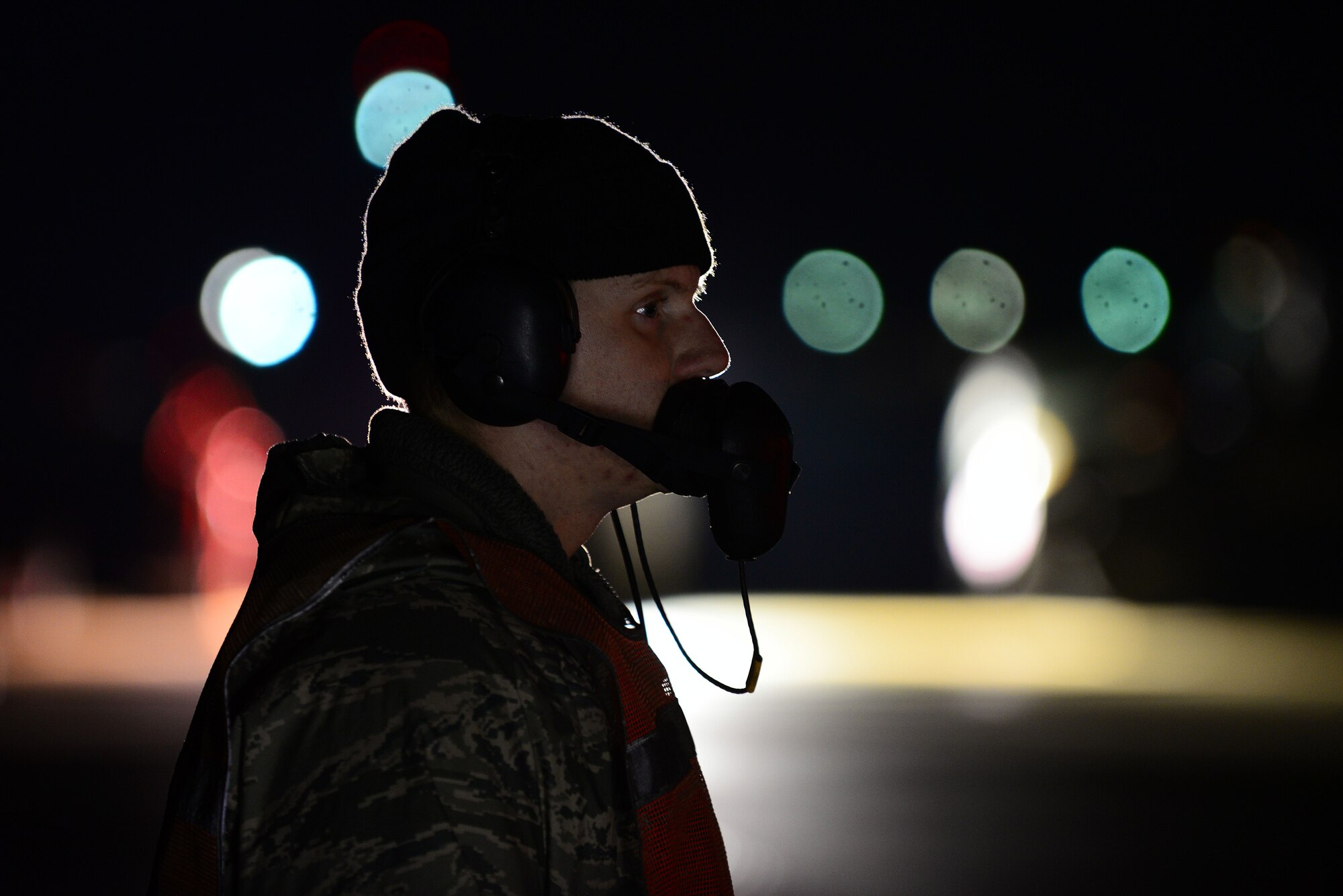 A U.S. Air Force tactical aircraft maintainer assigned to the 20th Aircraft Maintenance Squadron, communicates with an F-16CM Fighting Falcon pilot during hot pit refueling at Shaw Air Force Base, S.C., Jan. 15, 2015. During the five-day surge, members of the 20th AMXS worked extended hours to test their capabilities. (U.S. Air Force photo by Airman 1st Class Michael Cossaboom/Released)