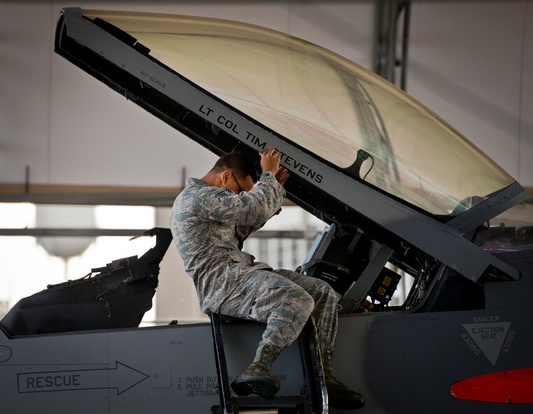 Senior Airman Roderick Ponton, a 96th Aircraft Maintenance Squadron crew chief, performs a preflight check on his F-16 Fighting Falcon prior to a morning sortie at Eglin Air Force Base, Fla.  The 96th AMXS is responsible for the maintenance of all the test aircraft for the 96th Test Wing and the 85th Test and Evaluation Squadron.  (U.S. Air Force photo/Samuel King Jr.)
