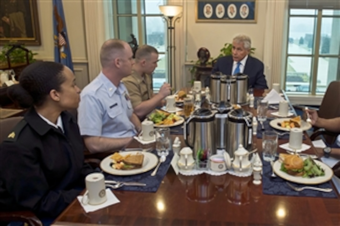 Defense Secretary Chuck Hagel hosts a lunch with junior enlisted military personnel at the Pentagon, Jan. 21, 2015, to listen and discuss their concerns. The personnel are assigned to the National Capital Region.