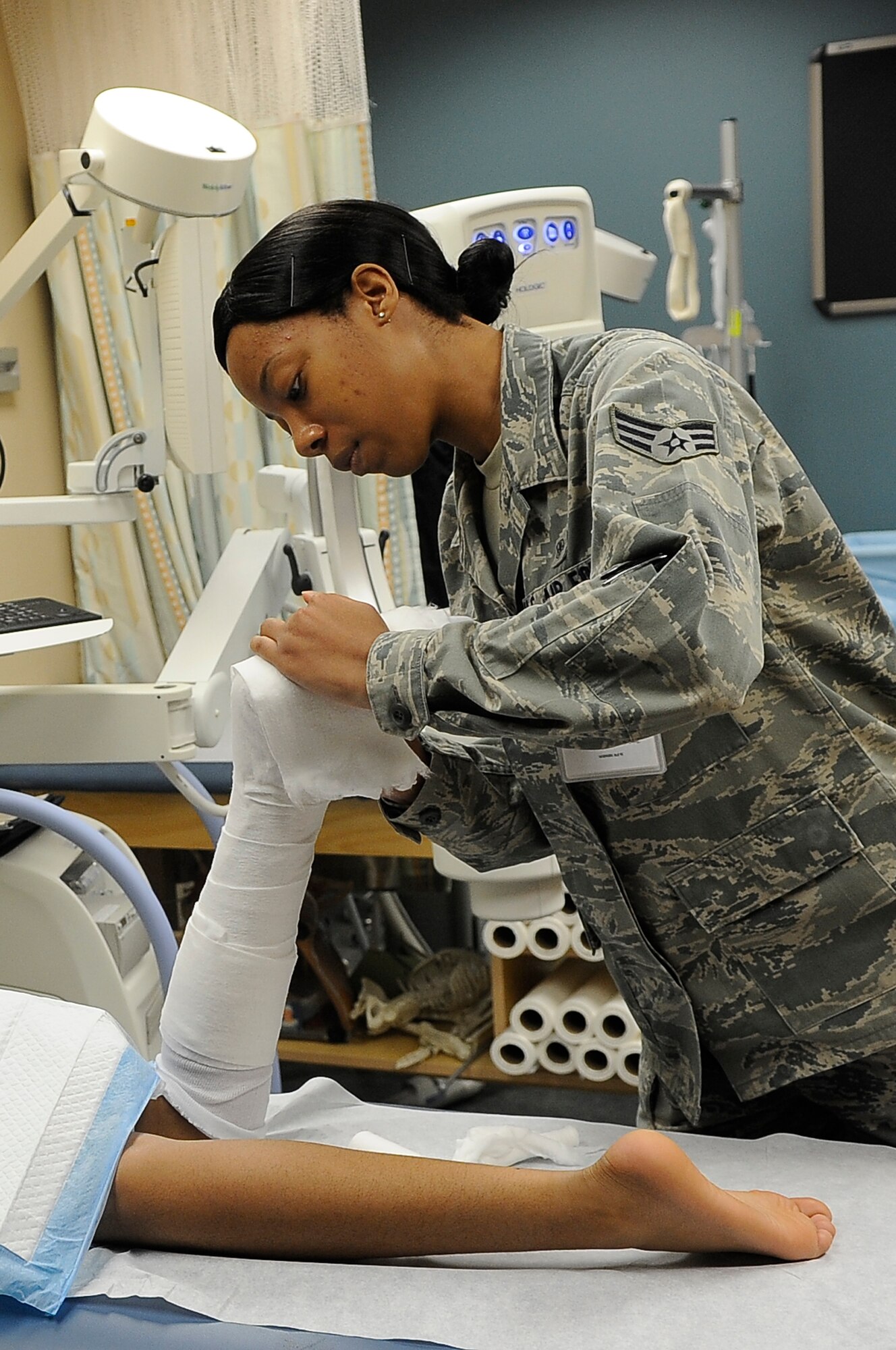 Senior Airman Stephanie Shorts, 56th MDOS orthopedics surgical technician, applies a short leg splint to a patient. The splint is to mobilize and speed recovery of an ankle fracture. (U.S. Air Force photo/Airman Pedro Mota)