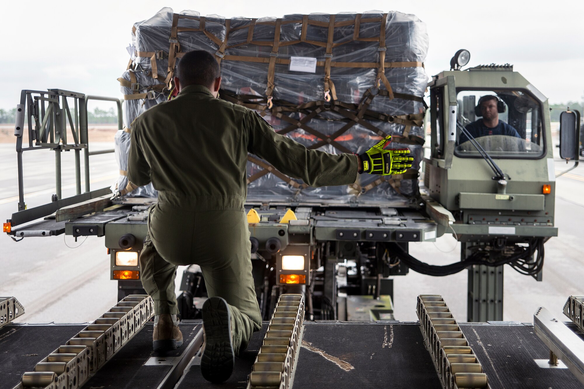 009  A 305th Air Mobility Wing aircrew member guides in a pallet carrier toward a C-17 Globemaster III Jan. 13 at Duke Field, Fla.  The 96th Logistics Readiness Squadron’s aerial operations crew loaded more than 100,000 pounds of ammunition from the 7th Special Forces Group onto the aircraft during the upload.  (U.S. Air Force photo/Tech. Sgt. Cheryl Foster)