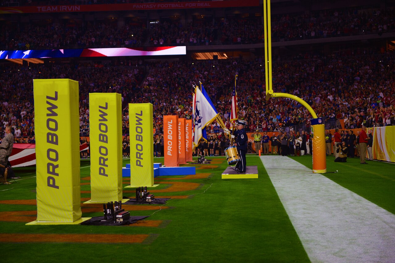Servicemembers honored at NFL Pro Bowl, Article