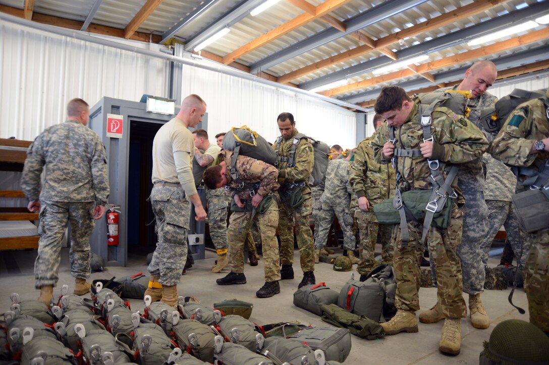 U S Soldiers Perform A Jumpmaster Personnel Inspection On British Army   623413 G WHZ15 356 